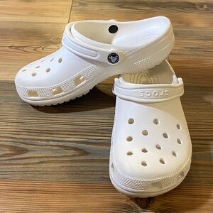Crocs white shoes sneakers size 8 euc